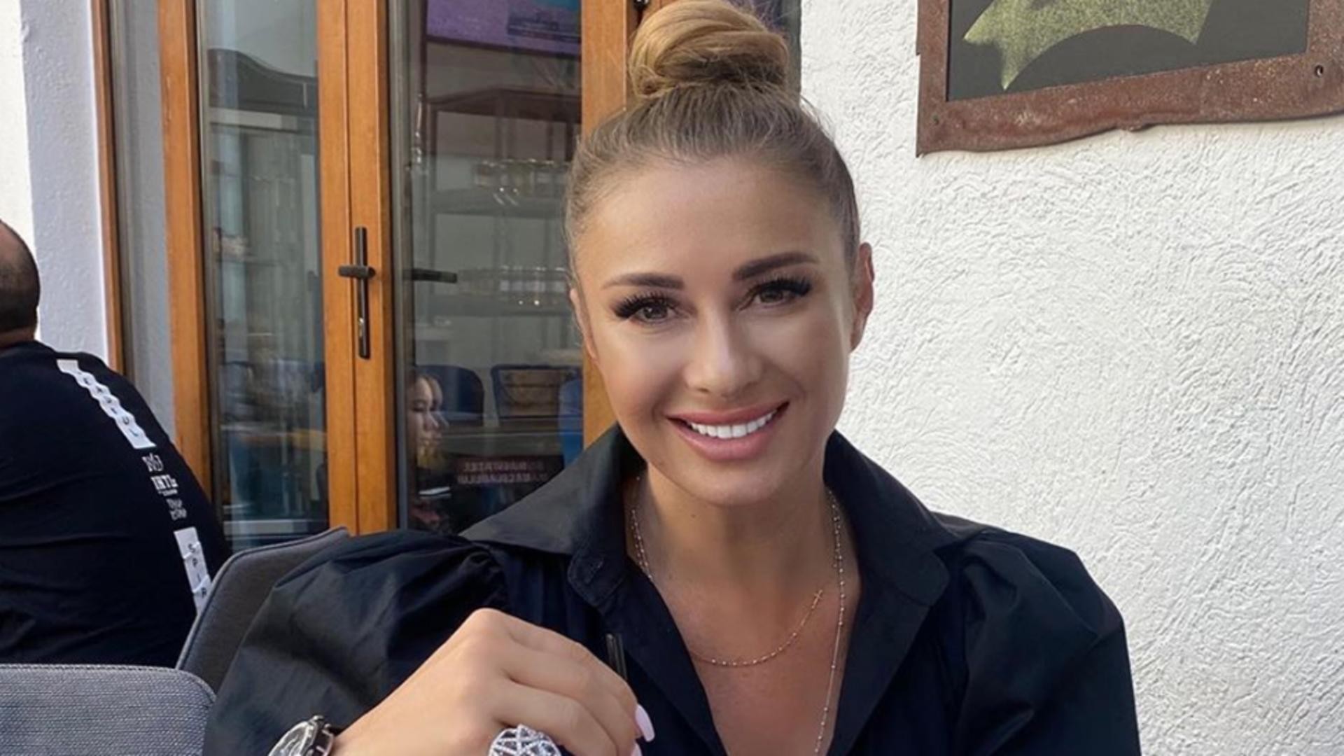 Anamaria Prodan, vicepreședinta partidului APP, fotografiată într-o ținută de zeci de mii de euro, când tocmai se urca în Bentley-ul de lux. Nu i-au lipsit nici bijuteriile cu diamante